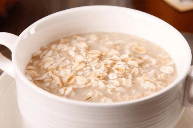 每天早上喝碗牛奶燕麦粥,坚持一个月会怎麼样?