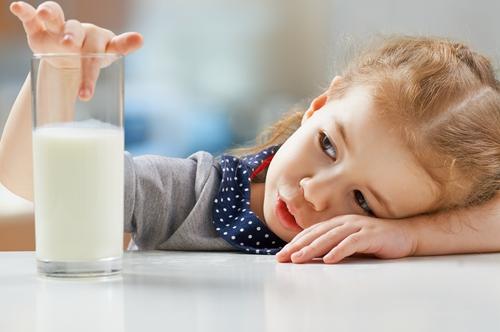 牛奶中全是防腐劑？喝牛奶有毒致癌？知道了這些，才能健康喝牛奶