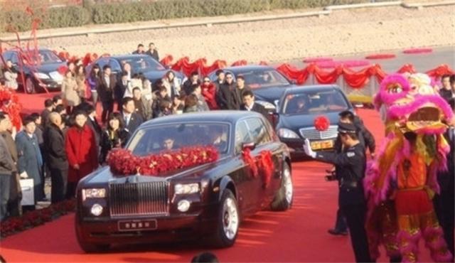 中國最慘首富：開200輛豪車娶女星，發500萬紅包，10年敗光125億!