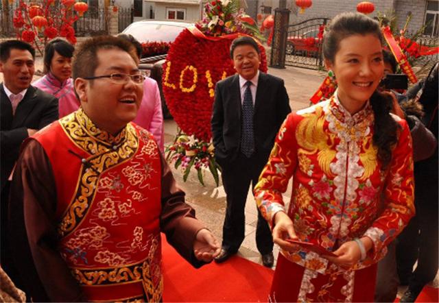 中國最慘首富：開200輛豪車娶女星，發500萬紅包，10年敗光125億!