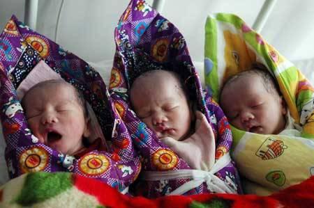 懷三胞胎女兒，被婆家趕出家，生產那天三寶寶給媽媽「報仇」