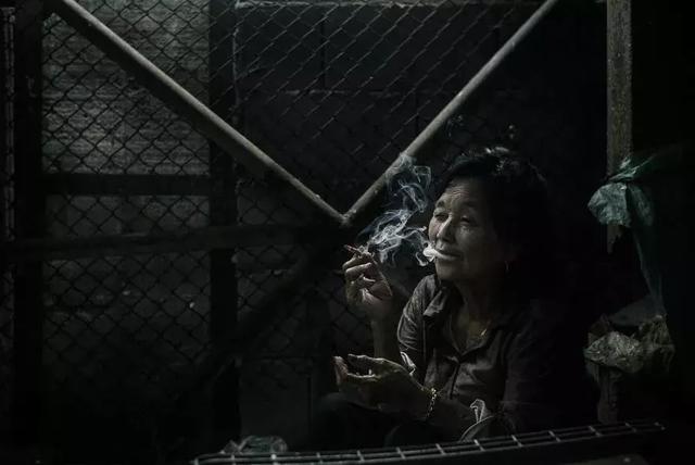 一個攝影師前往泰國,拍下了現代社會依然存在奴隸的真相