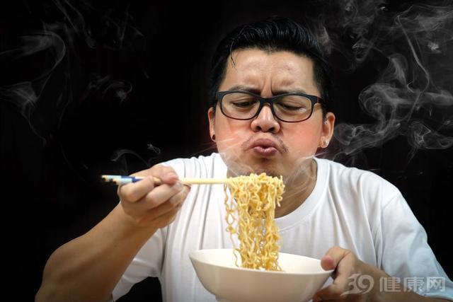 30歲女子食難下咽,確診食道癌晚期,醫生指出兩點原因