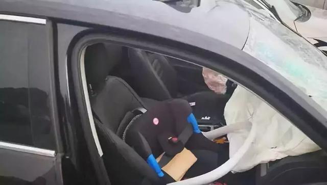 我用血的教訓告訴你,千萬別讓孩子穿羽絨服坐安全座椅!
