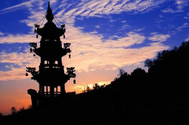 一條老狗「每天聽高僧念經」,有一天高僧告訴徒弟:快把這條狗處理掉