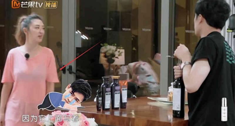 應采兒上半身穿「透明裝」出鏡讓人瞬間看呆,看到裡面的款式,網友:好潮流哦~