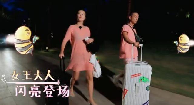 應采兒上半身穿「透明裝」出鏡讓人瞬間看呆,看到裡面的款式,網友:好潮流哦~
