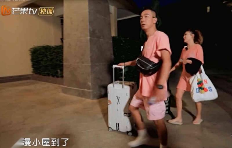 應采兒上半身穿「透明裝」出鏡讓人瞬間看呆,看到裡面的款式,網友:好潮流哦~