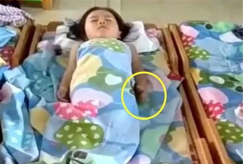 女兒在幼稚園午睡,老師發來一段視頻,媽媽看完瞬間泣不成聲