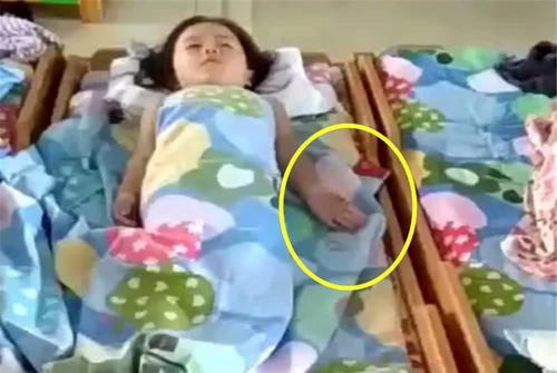 女兒在幼稚園午睡,老師發來一段視頻,媽媽看完瞬間泣不成聲