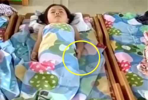 女兒在幼稚園午睡,老師發來一段視頻,媽媽看完瞬間泣不成聲