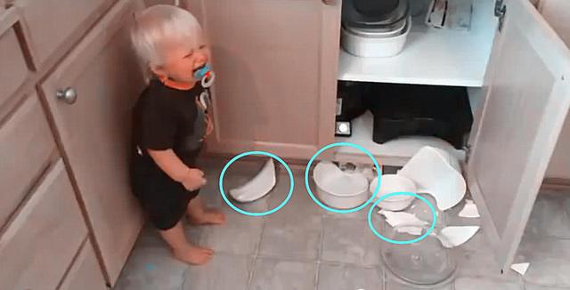 1岁小婴儿打碎碗盘,老爸这样教育他,网友:佩服这方式