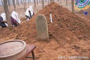 把老人安葬好後,5歲兒子說:媽媽,你背上趴著個人!媽媽癱地上