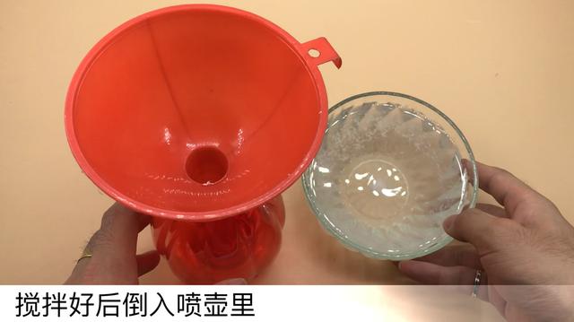 白醋倒在手心上搓一搓,真是太厲害了,解決很多家庭主婦困擾的難題
