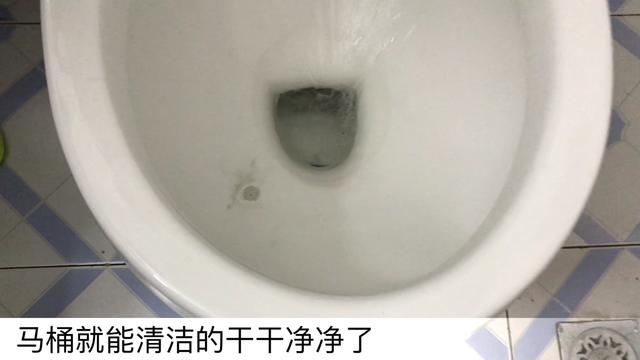 白醋倒在手心上搓一搓,真是太厲害了,解決很多家庭主婦困擾的難題