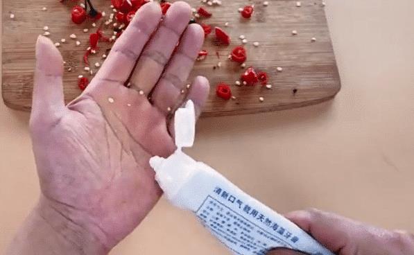 白醋倒在手心上搓一搓,真是太厲害了,解決很多家庭主婦困擾的難題