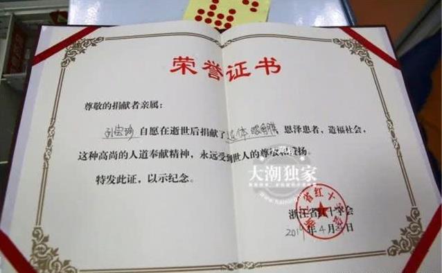 結婚50年沒孩子，他們決定「遺體捐獻」！阿嬤走後阿公跪倒在遺體前：「她從未走遠」