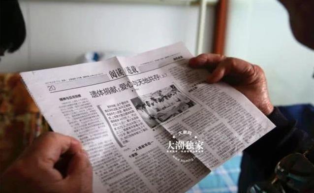 結婚50年沒孩子，他們決定「遺體捐獻」！阿嬤走後阿公跪倒在遺體前：「她從未走遠」