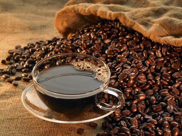 問答丨咖啡美酒也會影響眼部健康？哪些人不能喝？
