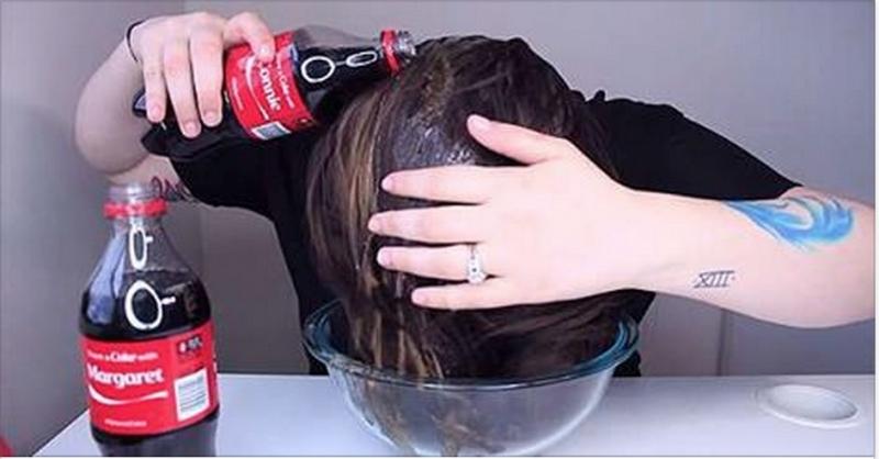 她听说用可口可乐洗头会有神奇的效果决定试试