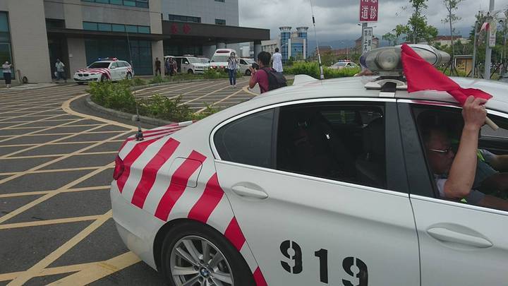 24歲女消防員大愛器捐，警車開道一路飆速120公裡，穿雪隧半小時直送台北