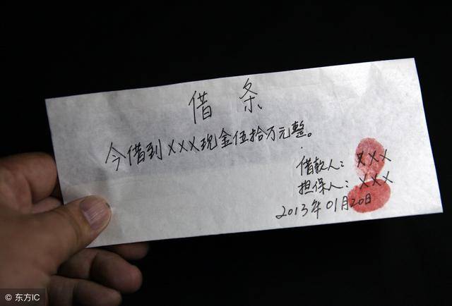 母親找兒子借100塊錢,兒媳讓寫欠條,回家看欠條,母親淚流滿面