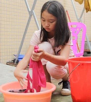 懂得感恩最可貴！11歲女孩婉拒親生父母，不畏苦照顧癱瘓養父報養育恩！ 