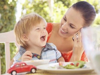 3岁前后是孩子语言发育的爆发期,为了孩子的语