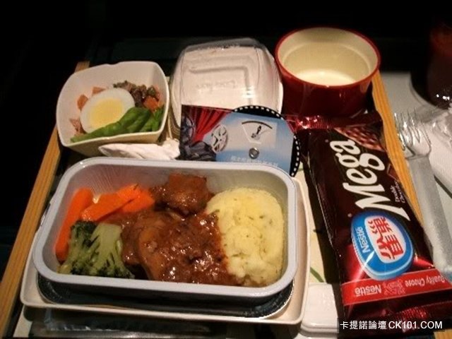 假如航班延误,而食物储存柜已被运载到飞机上,航空公司往往会丢弃整个