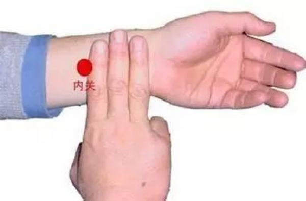 这时家人可用大拇指捏压患者合谷穴(位於人体的手背部位,第二掌骨中点