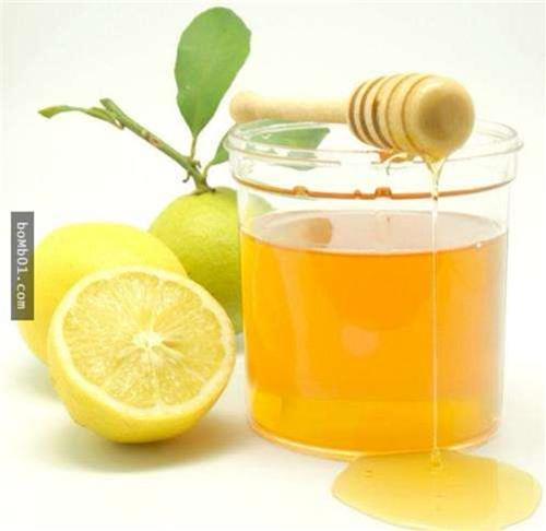 这个女生坚持每天早上起来要喝「蜂蜜柠檬水」