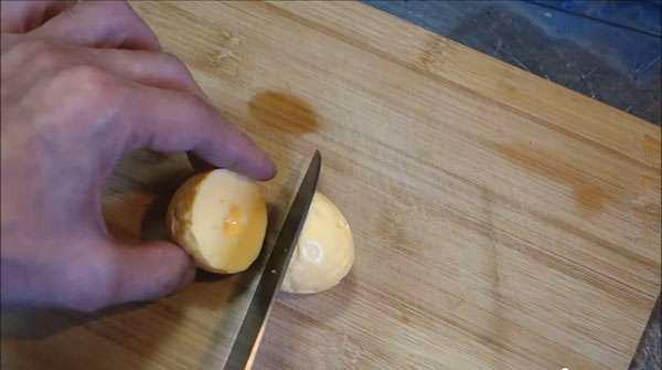 讓蛋白和蛋黃互換位置的小竅門，這樣煮出來的雞蛋讓人眼前一亮！