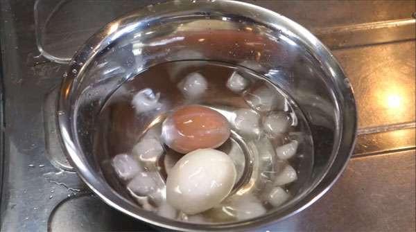 讓蛋白和蛋黃互換位置的小竅門，這樣煮出來的雞蛋讓人眼前一亮！