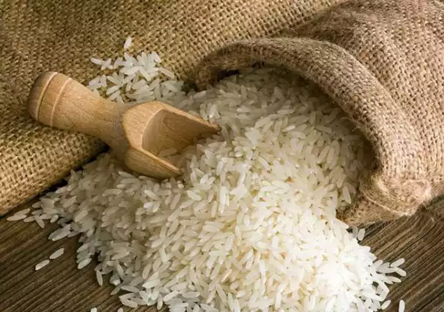 大米有了轻微的霉味儿,那麼在蒸煮前一定要充分揉搓,淘洗乾净,因为黄