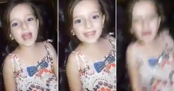 叙利亚小女孩开心地在妈妈面前欢乐唱歌,但20秒后大家