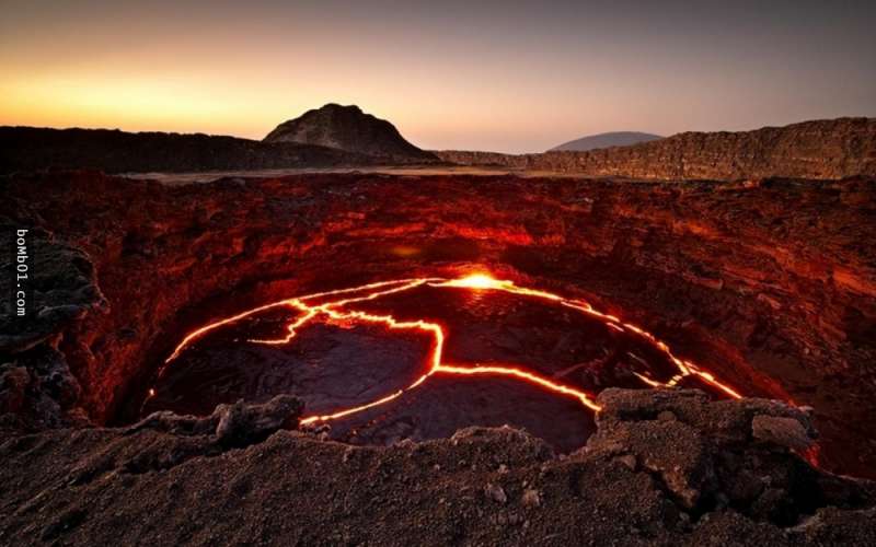 ▼衣索比亚尔塔阿雷火山口的熔岩湖.