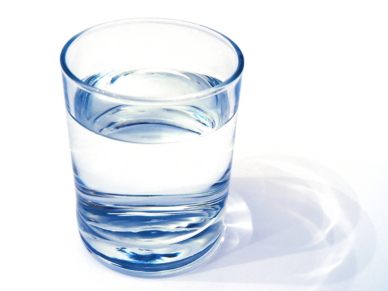 你已经很清楚了,起床后空腹喝下第一杯水有益健康;但是,这一杯水该怎