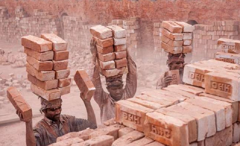 中亚地区正在搬砖的工人