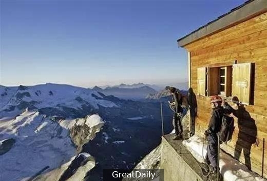 阿爾卑斯山上竟出現「神秘小黑點」！登山者費盡心力爬上去發現竟然是！？真的是讓人說不出話來。。。。。。