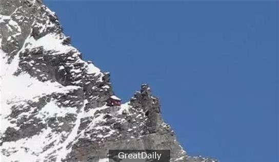 阿爾卑斯山上竟出現「神秘小黑點」！登山者費盡心力爬上去發現竟然是！？真的是讓人說不出話來。。。。。。