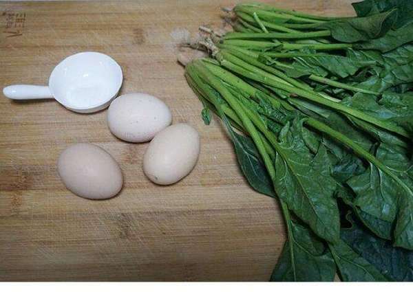 「菠菜」別除了炒就是煮!做成這樣子的,家裡人每人多吃了半碗飯,實在太好吃了!