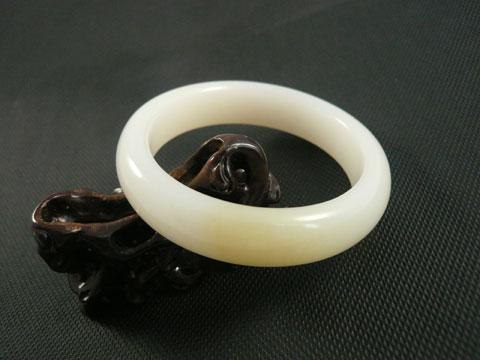 女人戴玉鐲,銀鐲有意想不到的好處! 除了能去毒,讓皮膚好、循環好,竟還能…看完我徹底驚呆了!