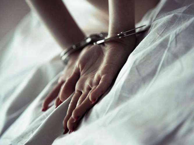這名男子無意間「把民宿的房間照片拍下來」卻意外救了這位女孩一命!網友知道原因後,都瘋狂拍起「房間照」來!