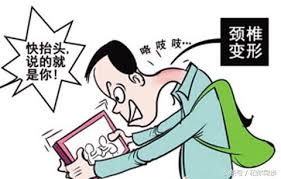低頭玩手機 = 頭頂 50 斤!3 個正確姿勢拯救脖子