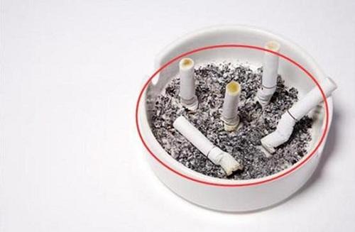 廁所臭味重、馬桶汙垢發黃,巧用2個廢棄物,馬桶潔凈如新沒異味