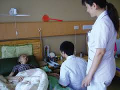 爸爸患癌症沒錢治,活活的給病死!!爸爸死後媽媽給了我一筆百萬巨款,我罵她是毒婦!她冷笑著跟我說了一件事!!我錯怪她...