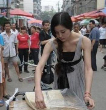 老公總喜歡拿我跟「弟媳婦」比較,說她漂亮又賢惠!我偷拍了「一張照片」,老公從此閉嘴了!!