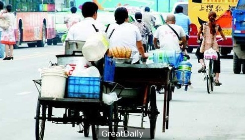 意外撞倒陌生老太太後我養了她三年 她去世前給我一個存摺