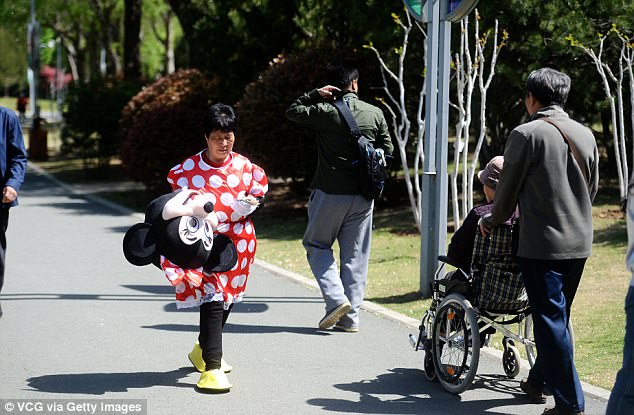 所有人都開心地跟她合照，她頭套一拿下來畫面讓人心碎！