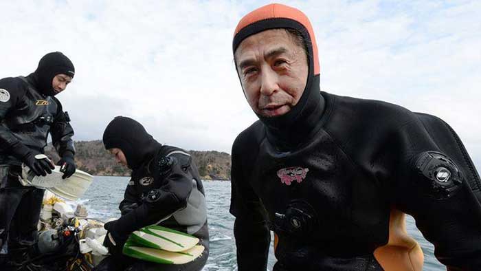 日本二男考國家潛水執照,為了尋找在海嘯失蹤的妻女堅持潛水了4年! 最後發現妻子未能成功發送的簡訊竟然是…